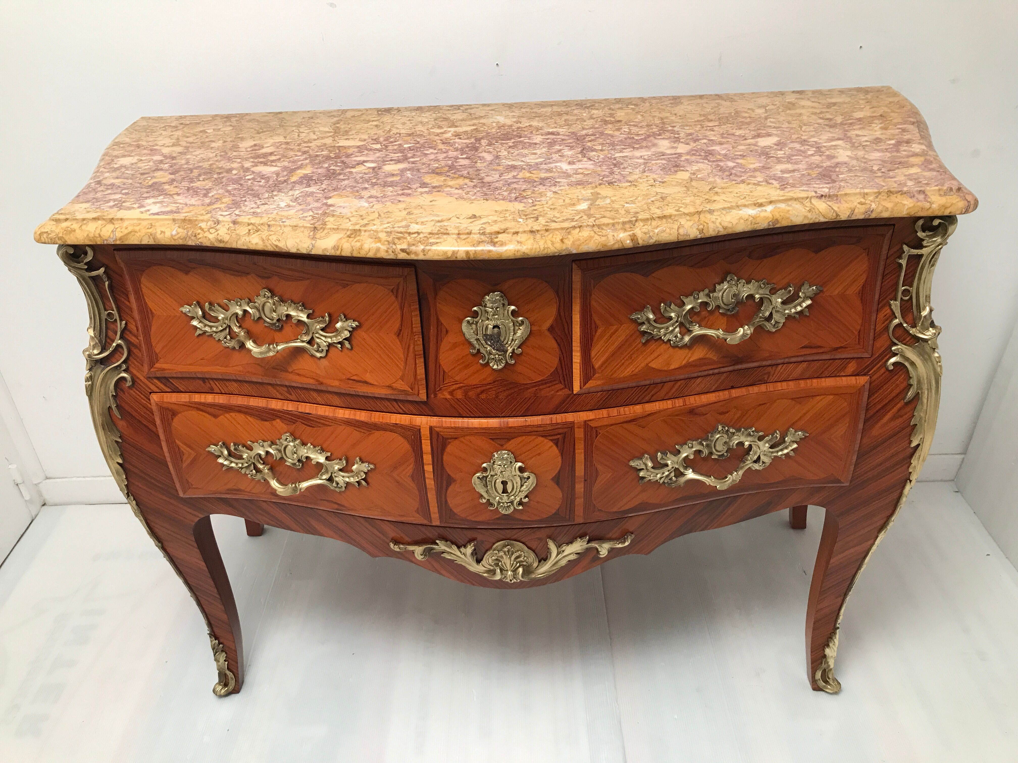 Commode de style Louis XV en placage d'acajou et bois de rose XX siècle