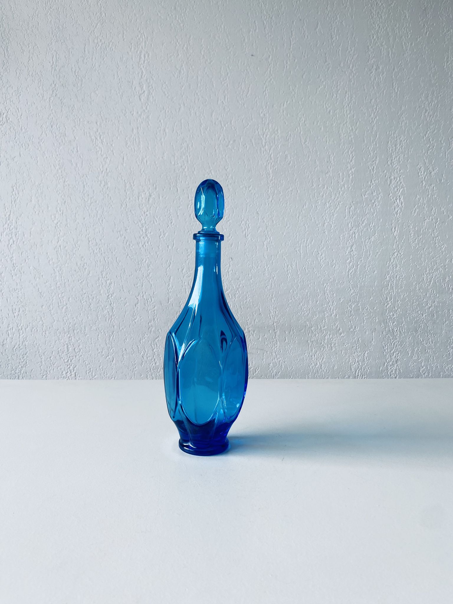 Carafe bleue en verre