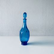 Carafe bleue en verre
