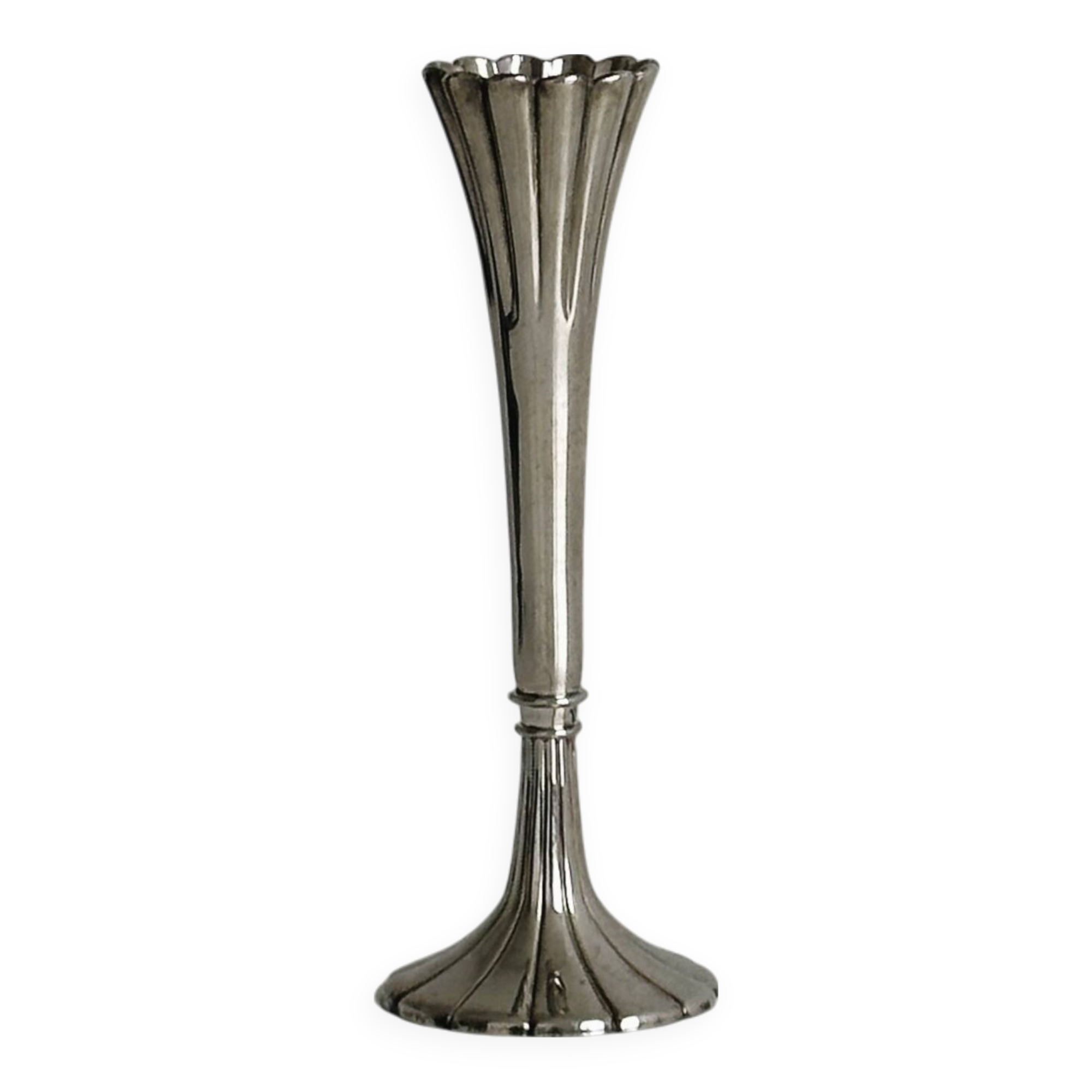 Chic and refined antique metal soliflore