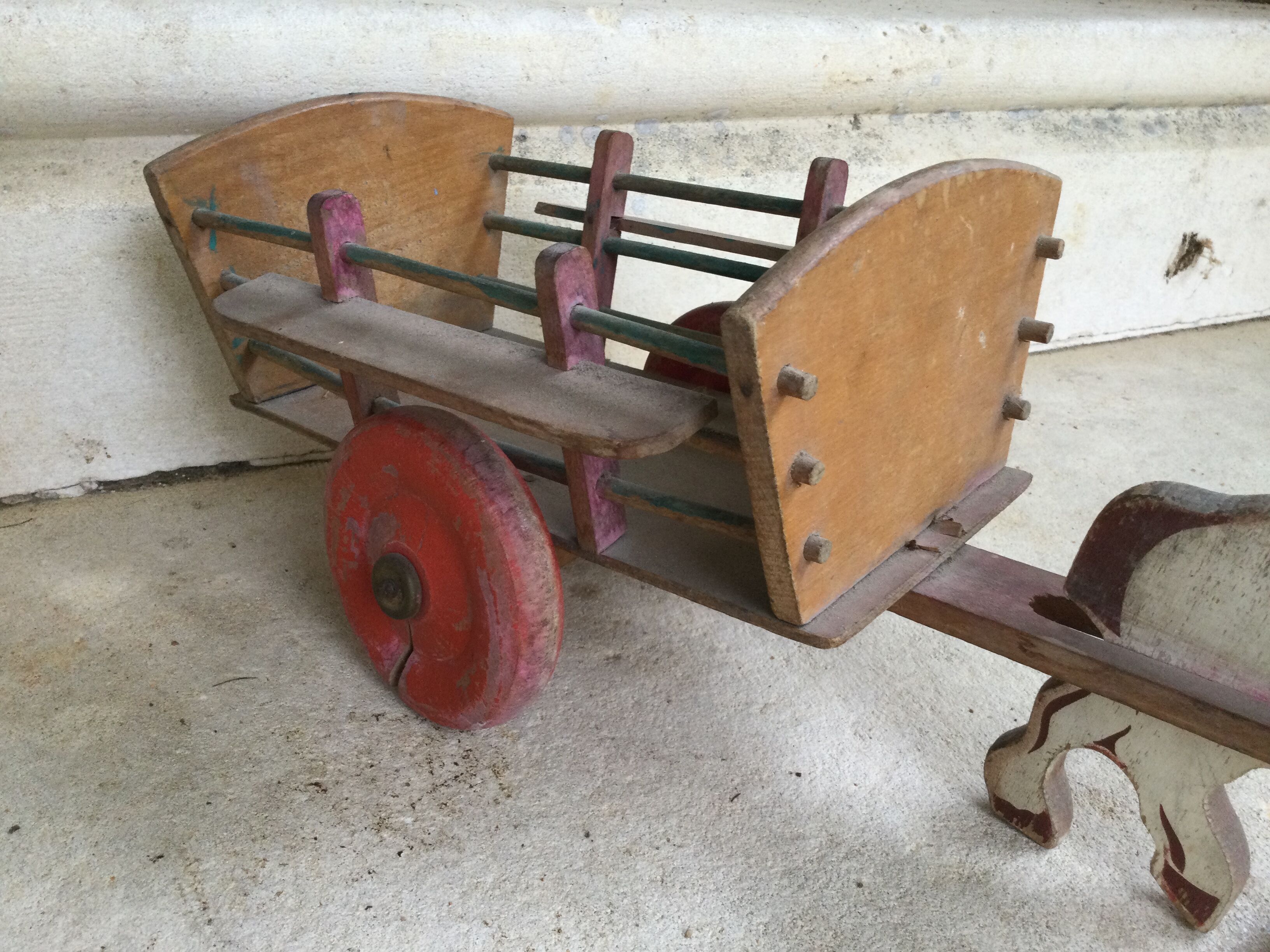 Cheval avec chariot ancien en bois