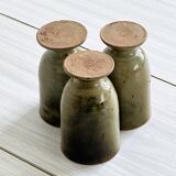 3 mazagrans en céramique verte.