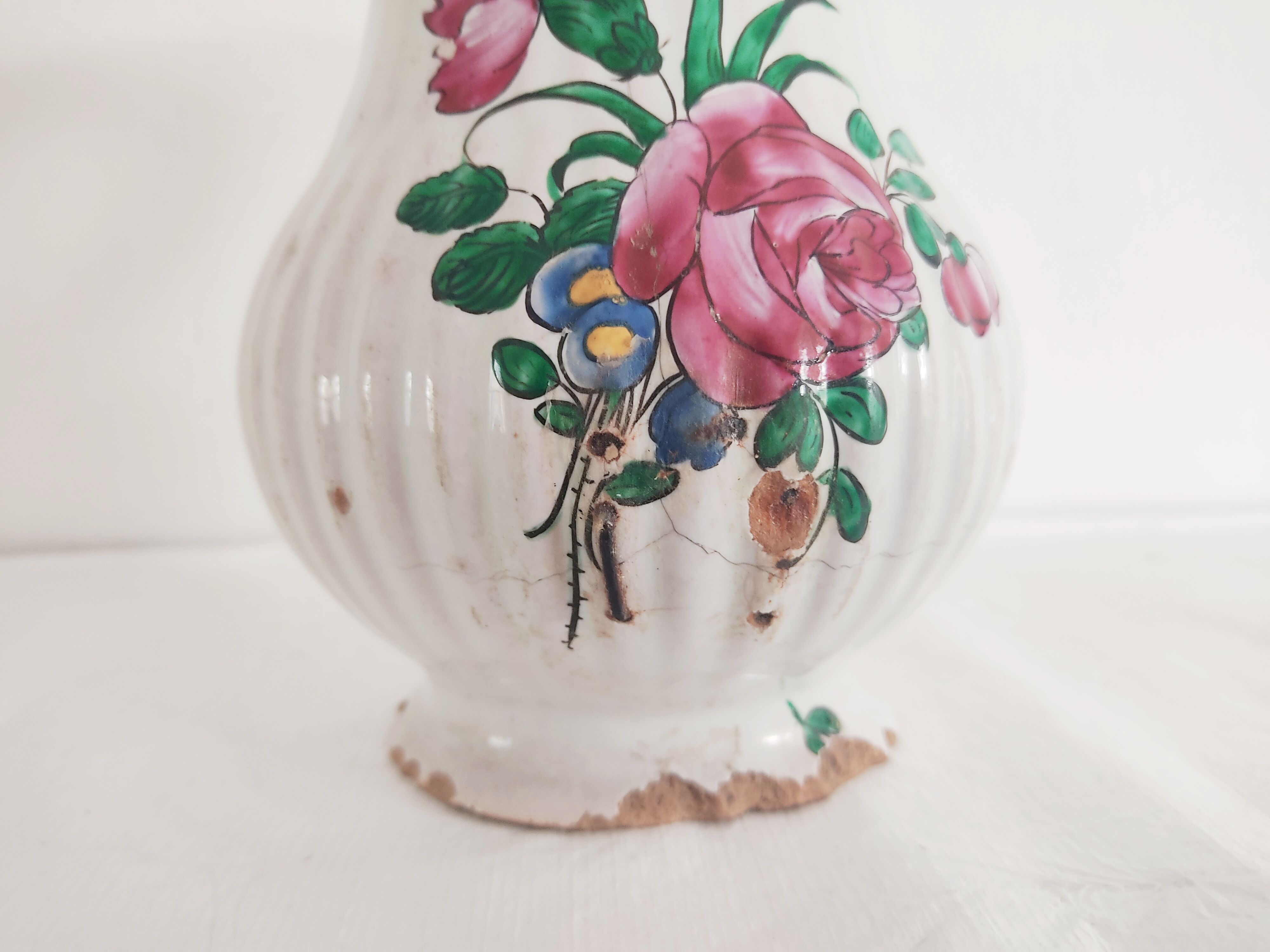 Cruche décorative du 17e-18e siècle peinte à la main
