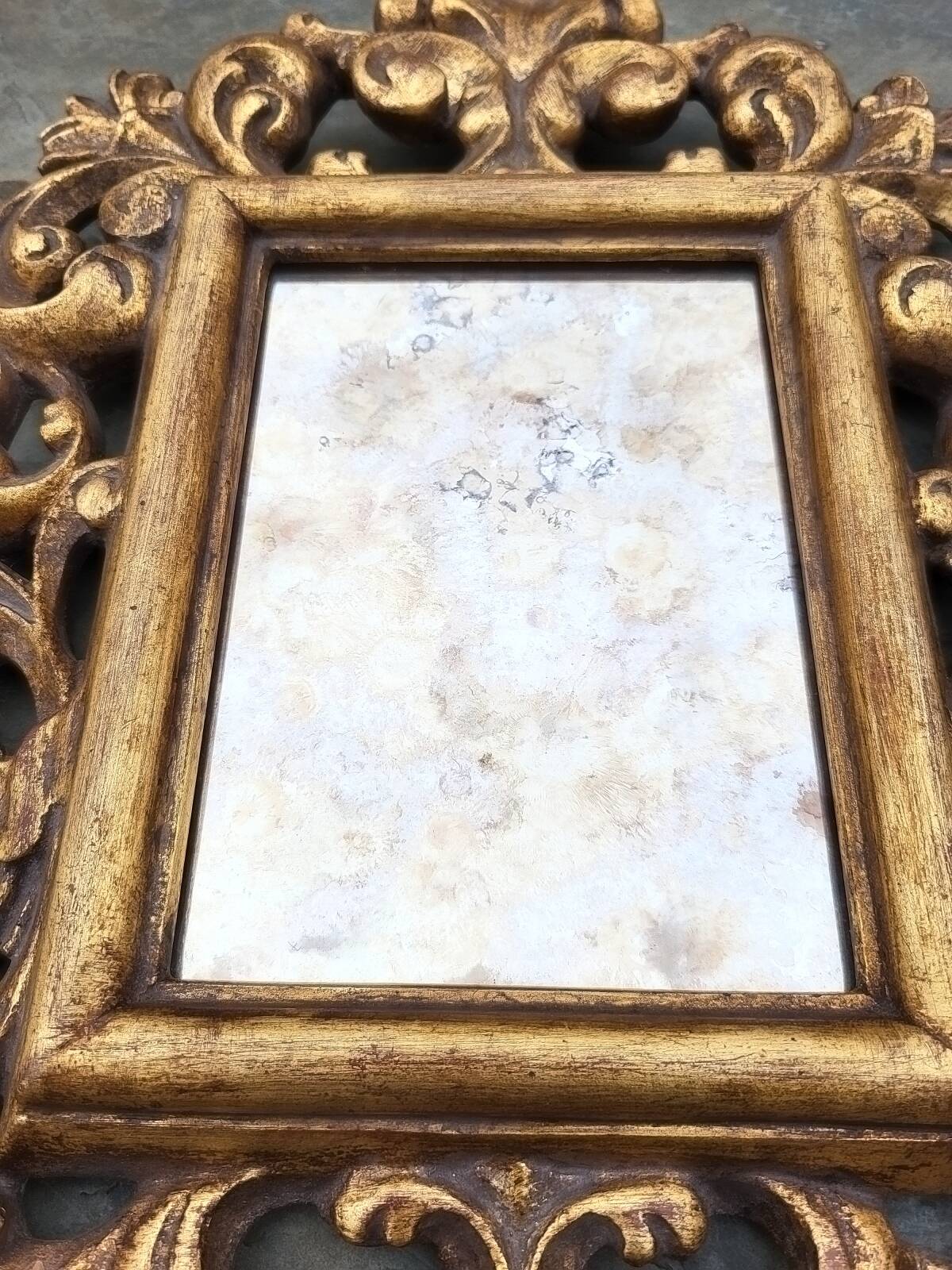 Petit miroir corne d'abondance doré