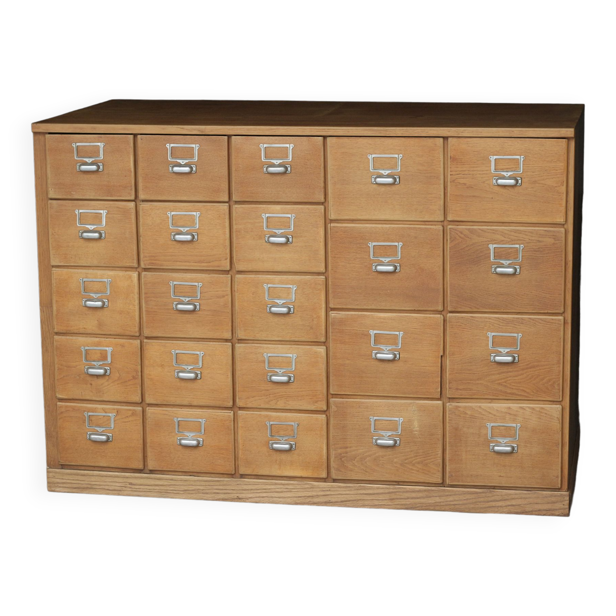 Furniture of trade: dresser of apothecary.