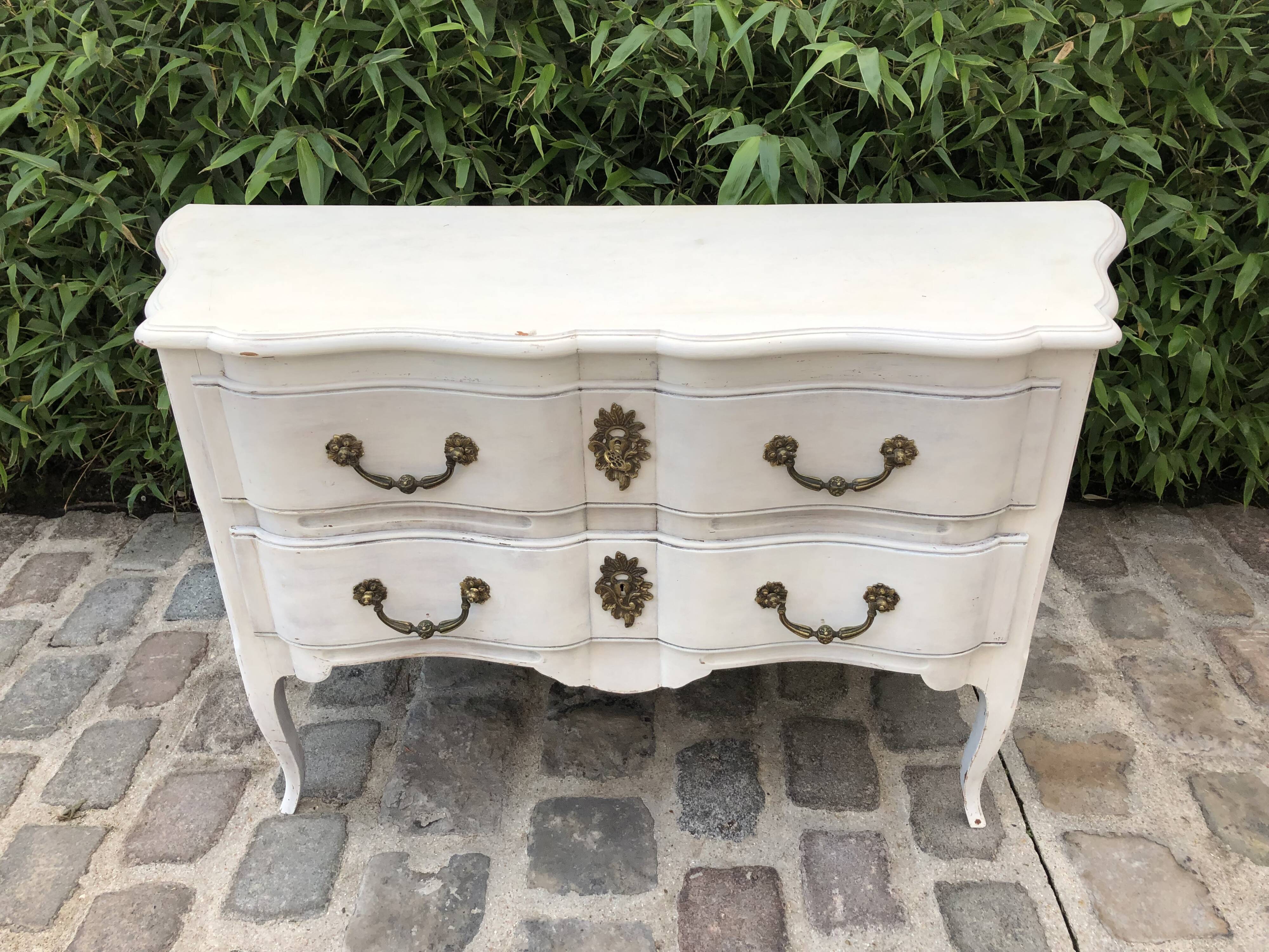 Commode blanche de style Louis XV