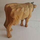 Vache en bois sculpté