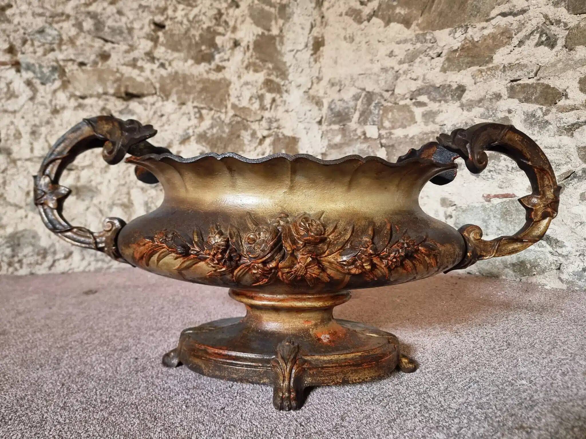 Grande jardinière ancienne en fonte sur pied, patine brun-or, France, vers 1900