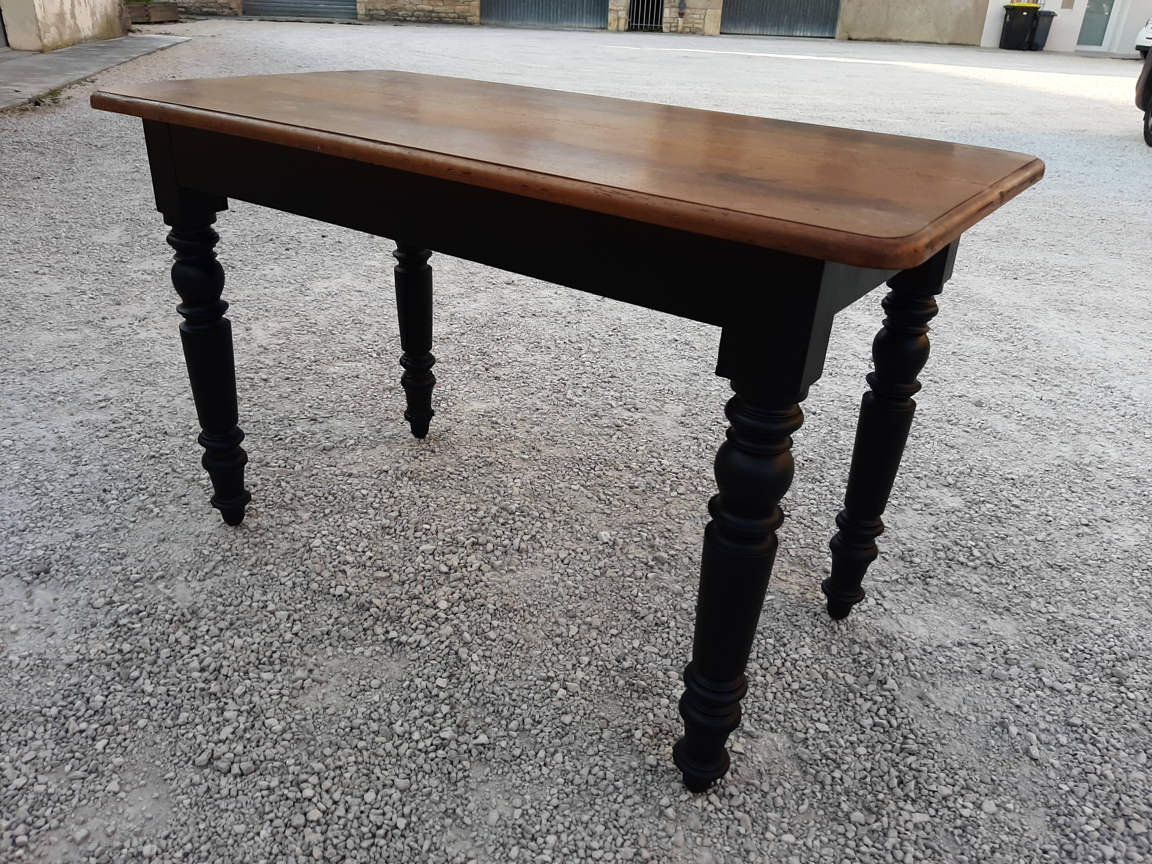 Black pie bistro table