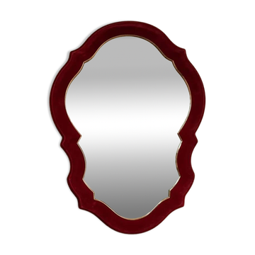 Miroir vintage de forme chantournée en velours rouge bordeaux et liseré doré