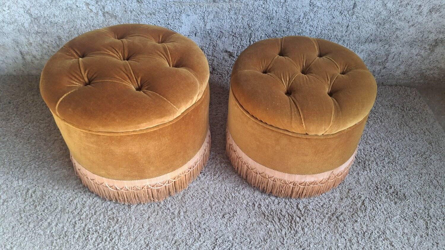 False pair of round Napoleon III poufs in ochre velvet, tufted with fringes.