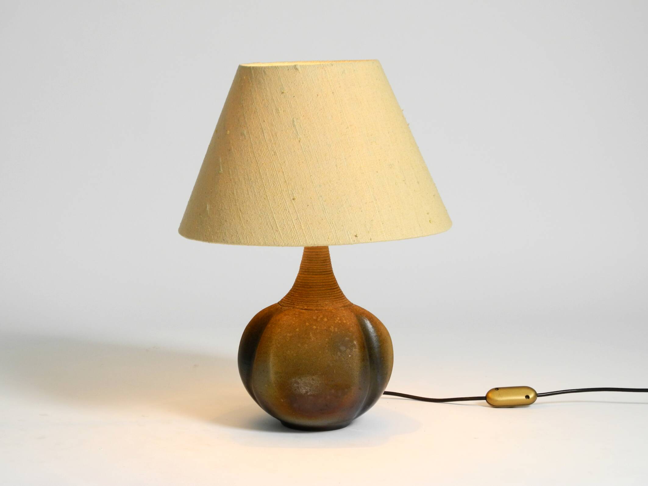 Très belle lampe de table en céramique des années 1960 avec abat-jour en tissu d'origine.