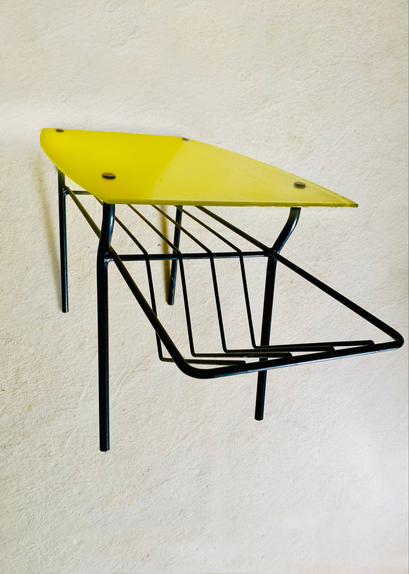 Table basse années 50 porte journaux