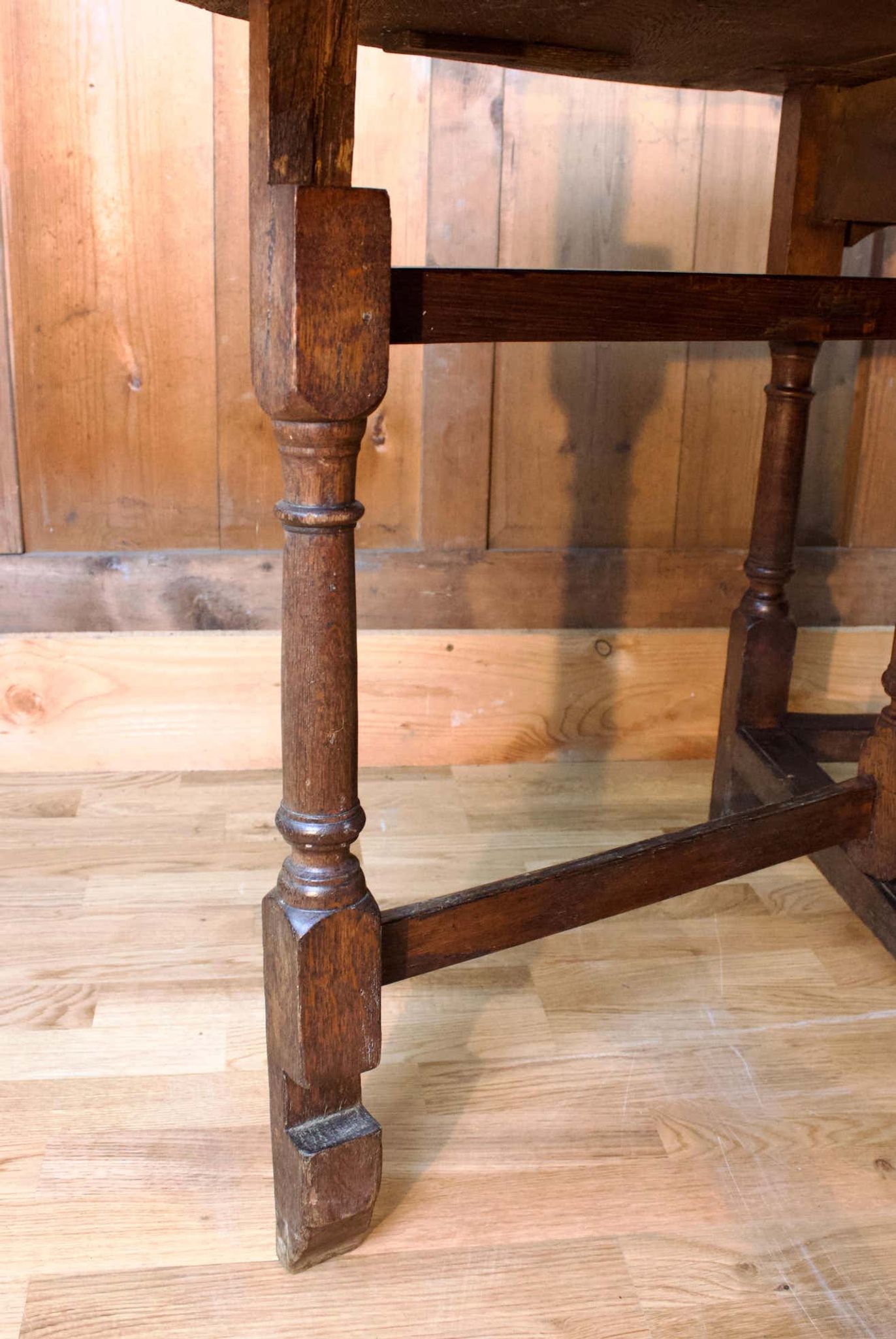 Folding round table in 18th century oak wood