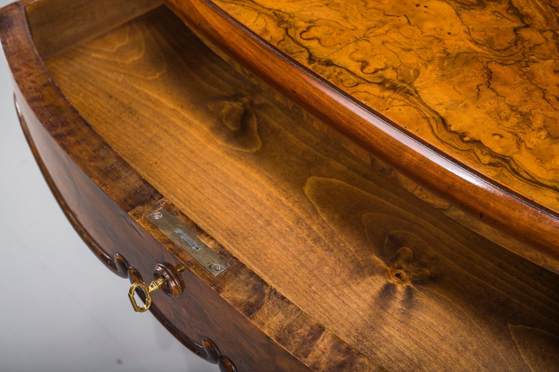 Coiffeuse en noyer Louis Philippe antique, 1860
