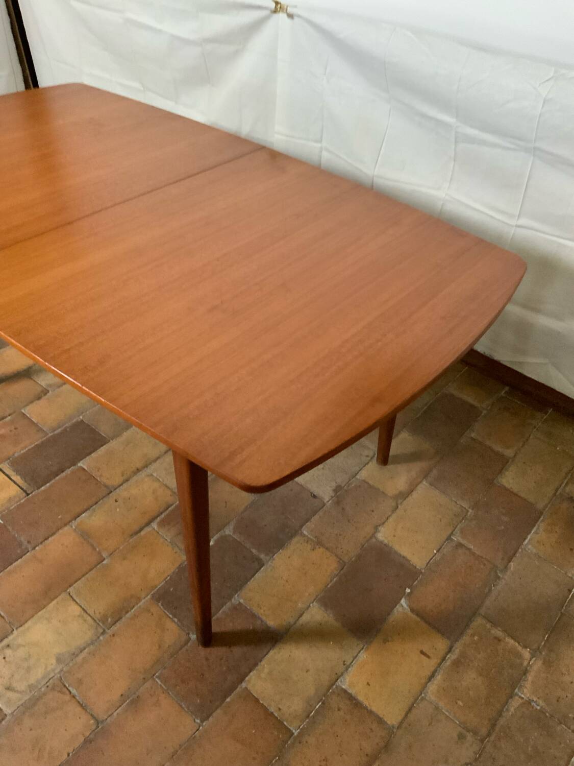 Extendable dining table