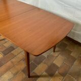 Extendable dining table