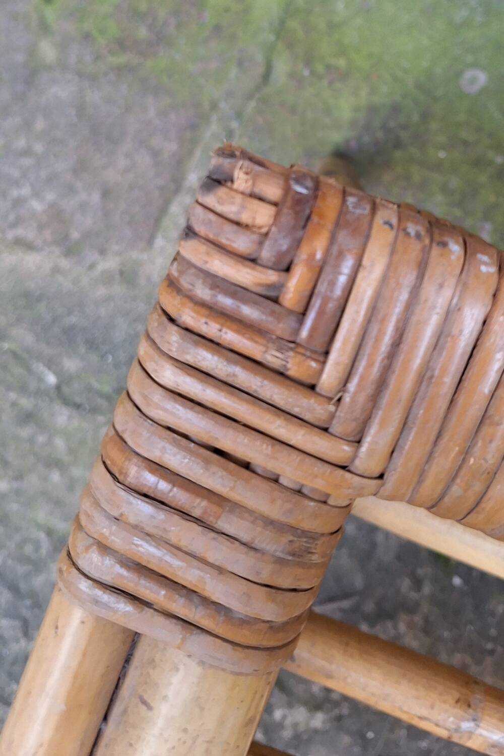 Table basse en rotin et verre fumé