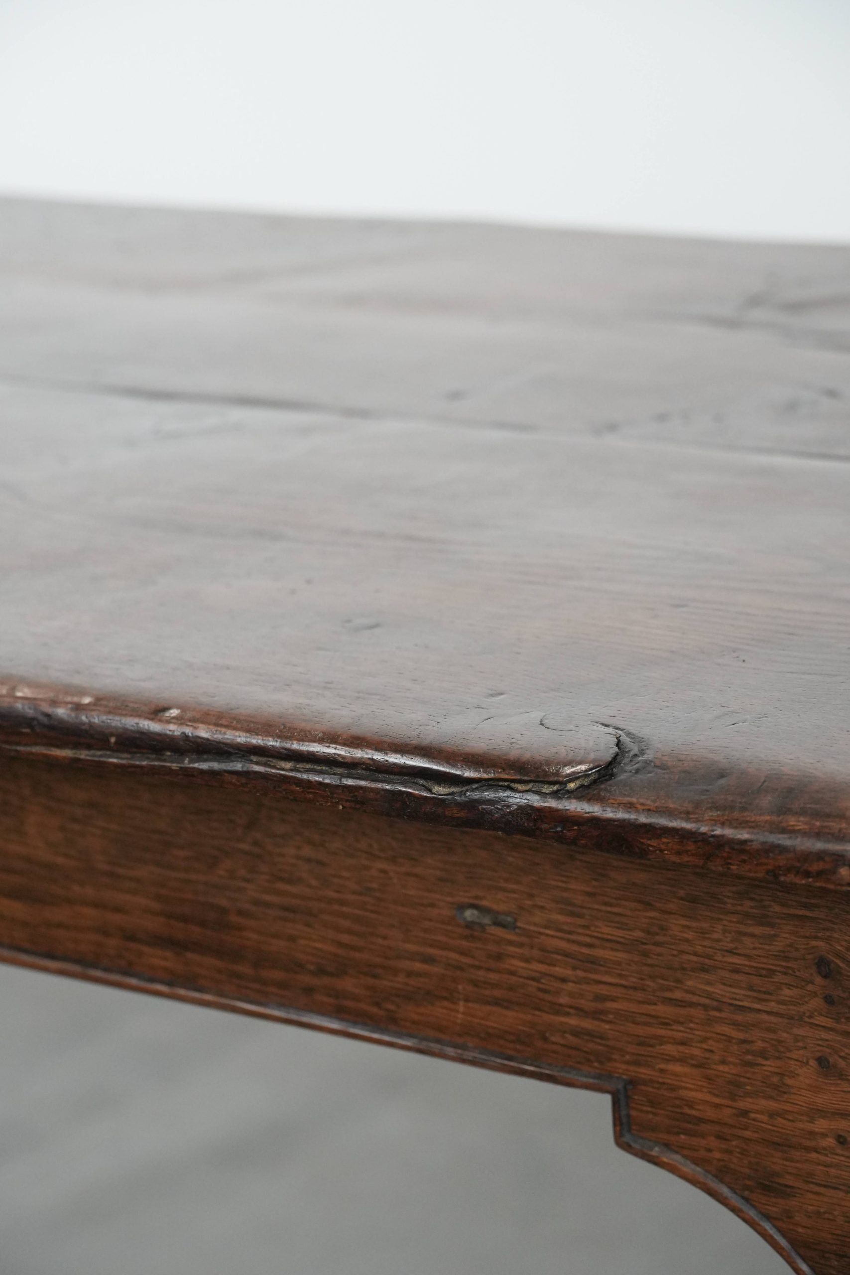 Antique English oak dining table from the 18th century for 4 to 6 people