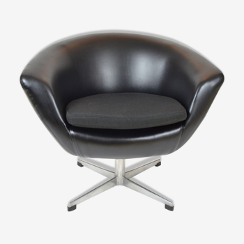 Swivel armchair