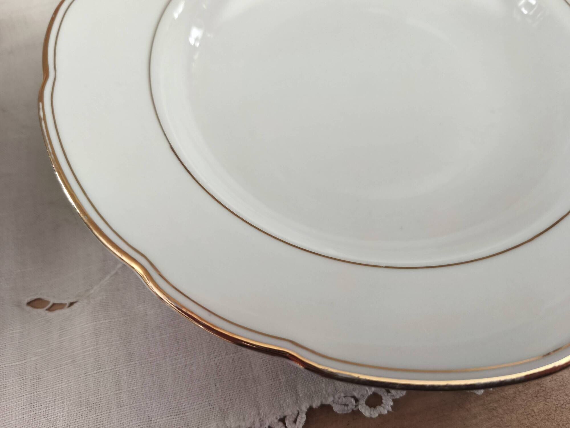 Set of 6 deep plates in fine porcelain from Bohemia with a gold rim.