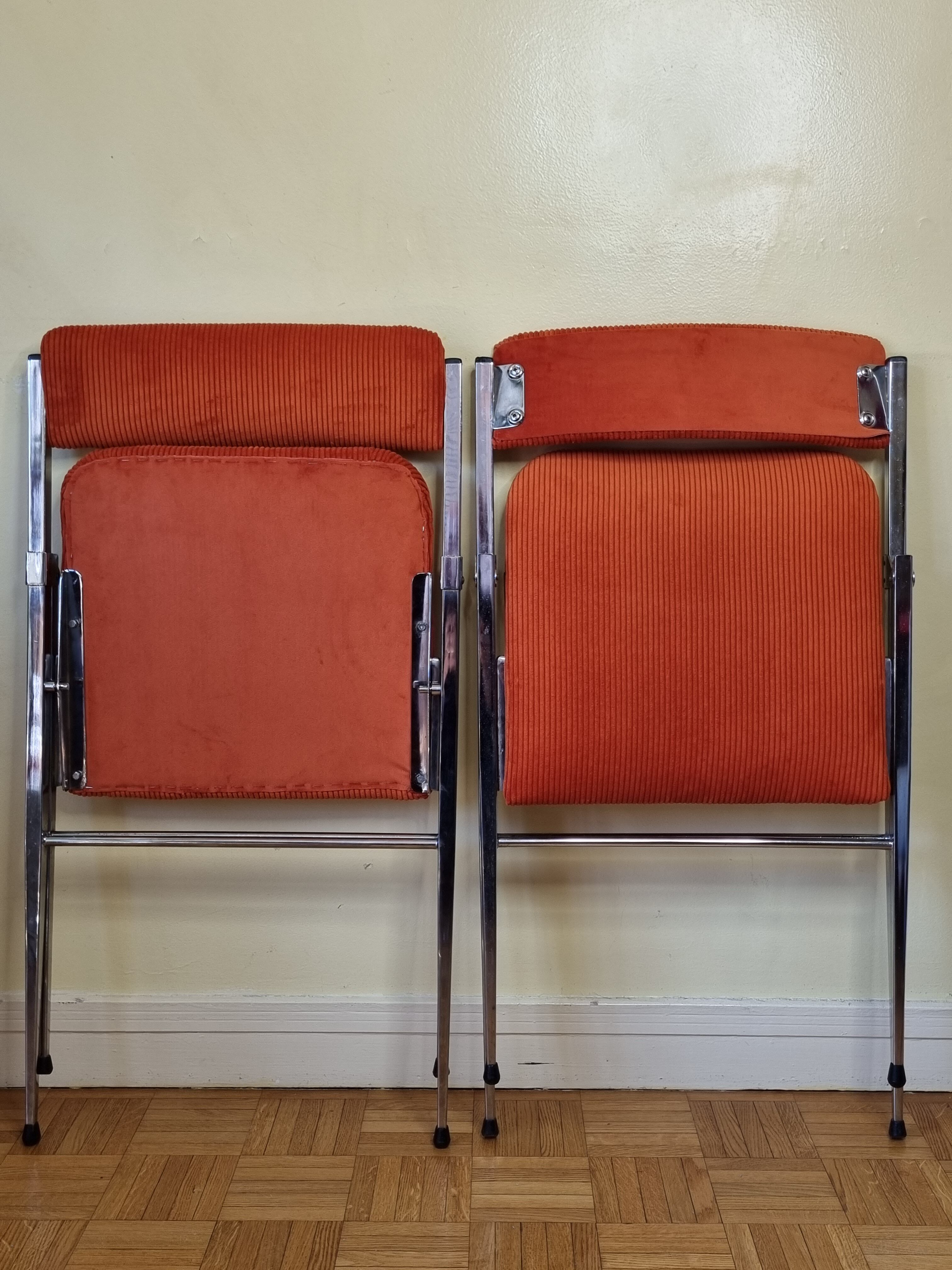 Pair of vintage folding chairs in chrome-plated steel, 70s, restored