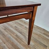 Extendable table in laminate