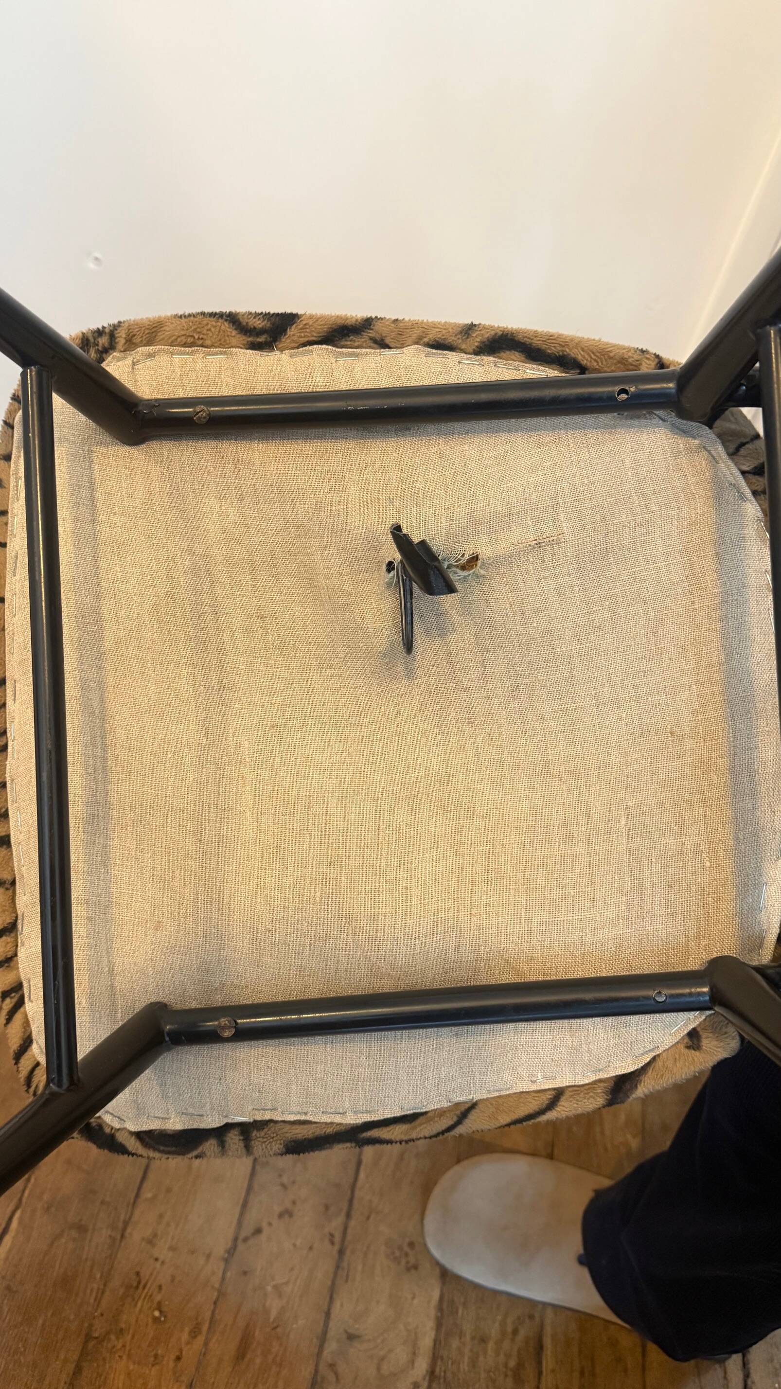 Set of 4 iron chairs