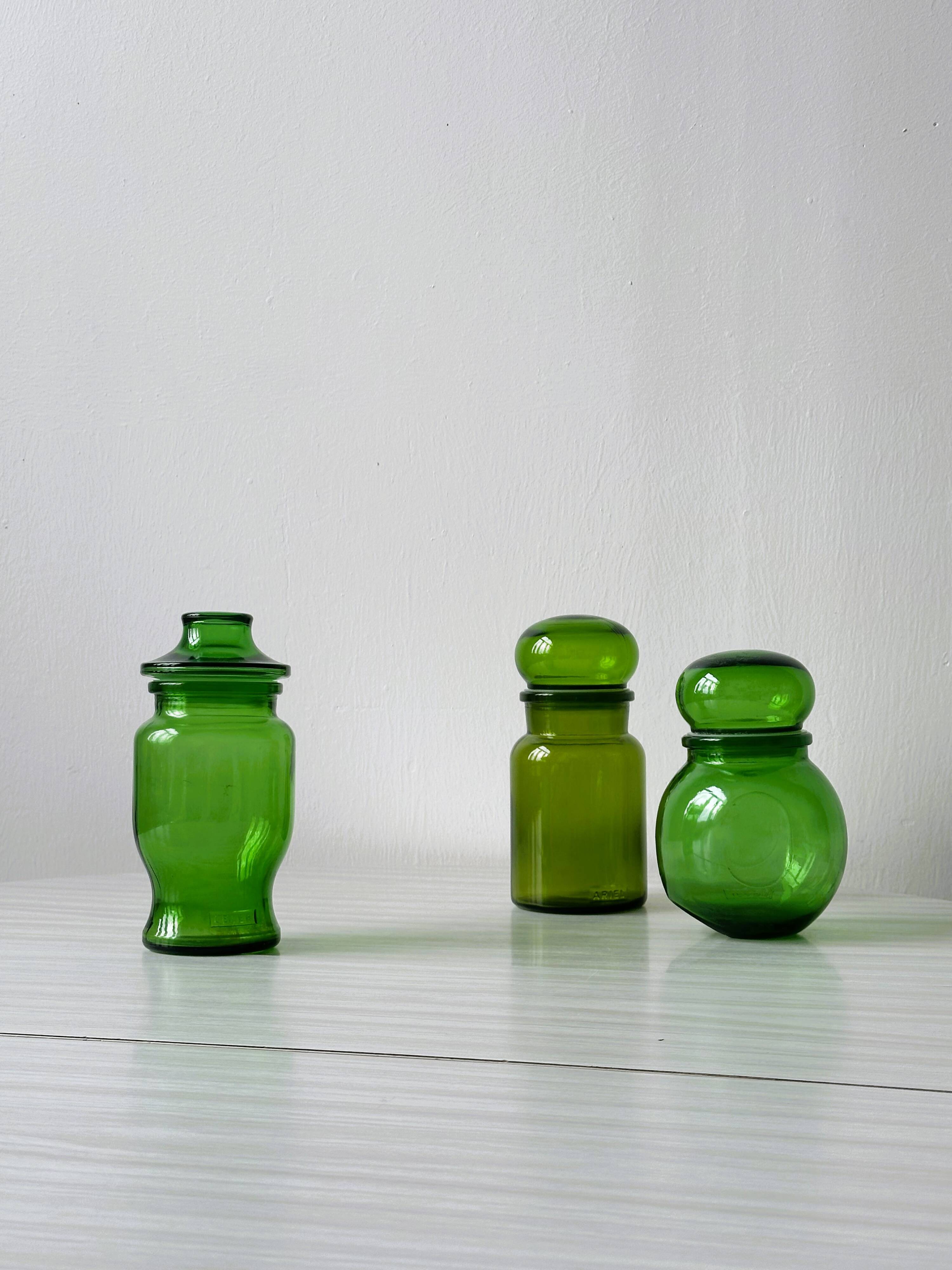 Lot of apothecary jars, good condition.