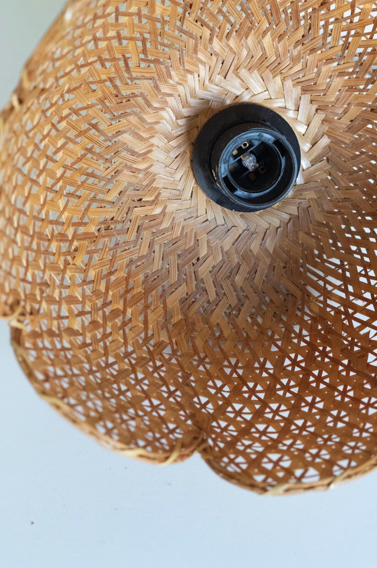 Vintage flower suspension in wicker rattan