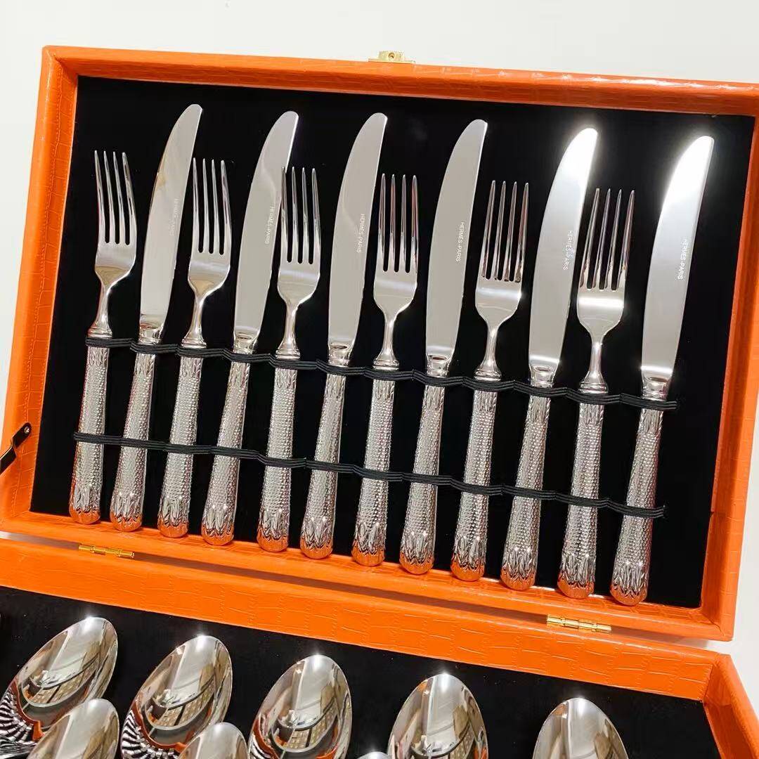 Set de couverts en cuir d'hermès à motif serpent – Sur mesure