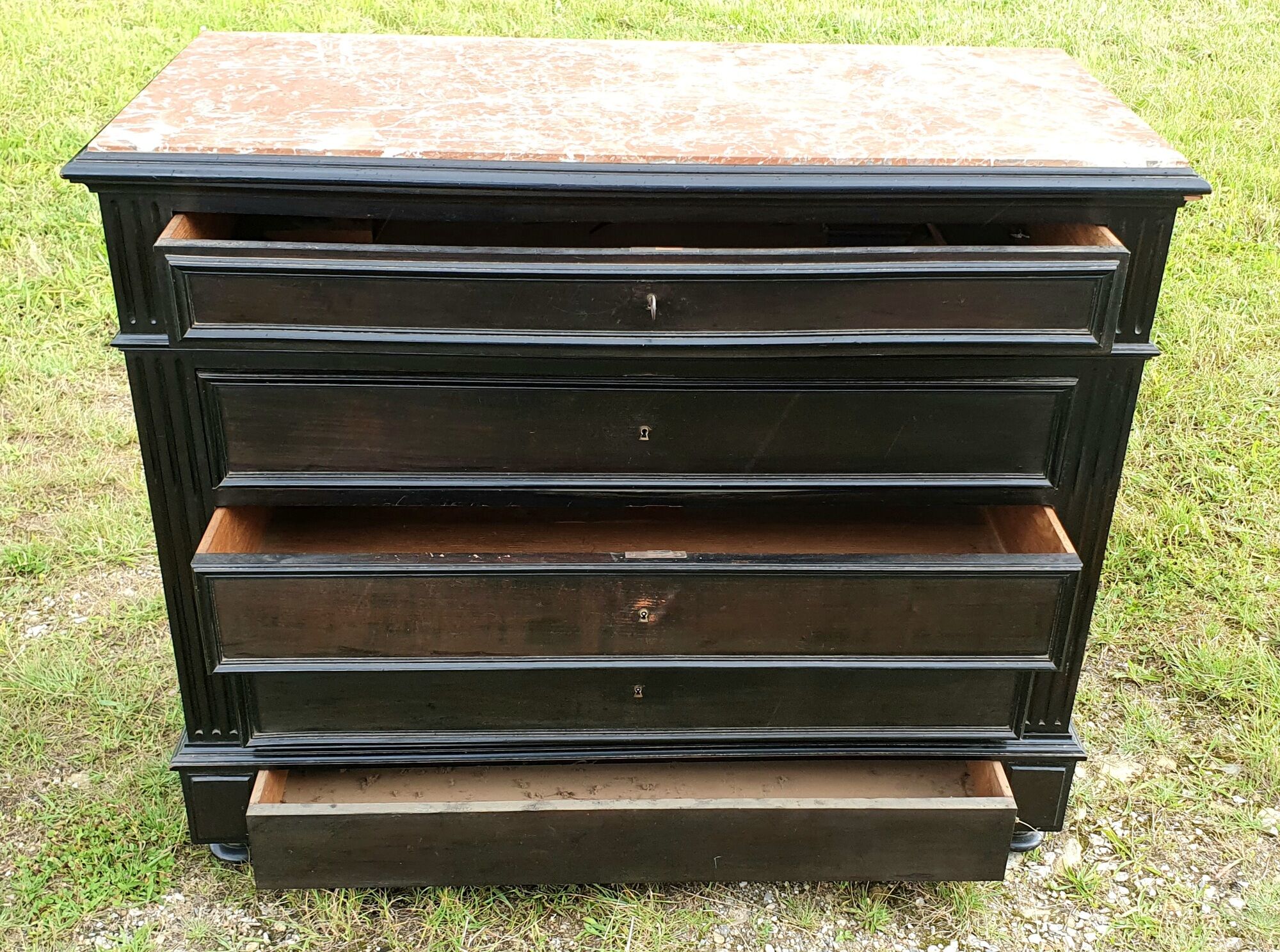 Blackened wooden chest of drawers with 5 drawers
