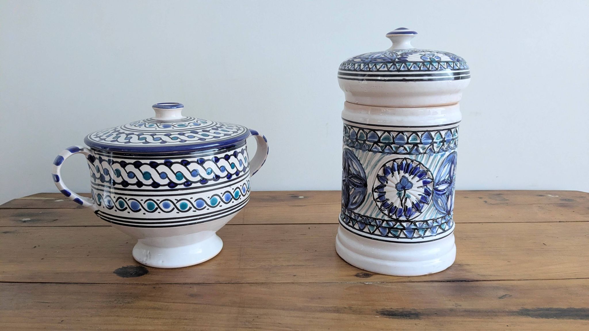 Covered ceramic pot, Tunisian artisan – 1970s – Blue and turquoise
