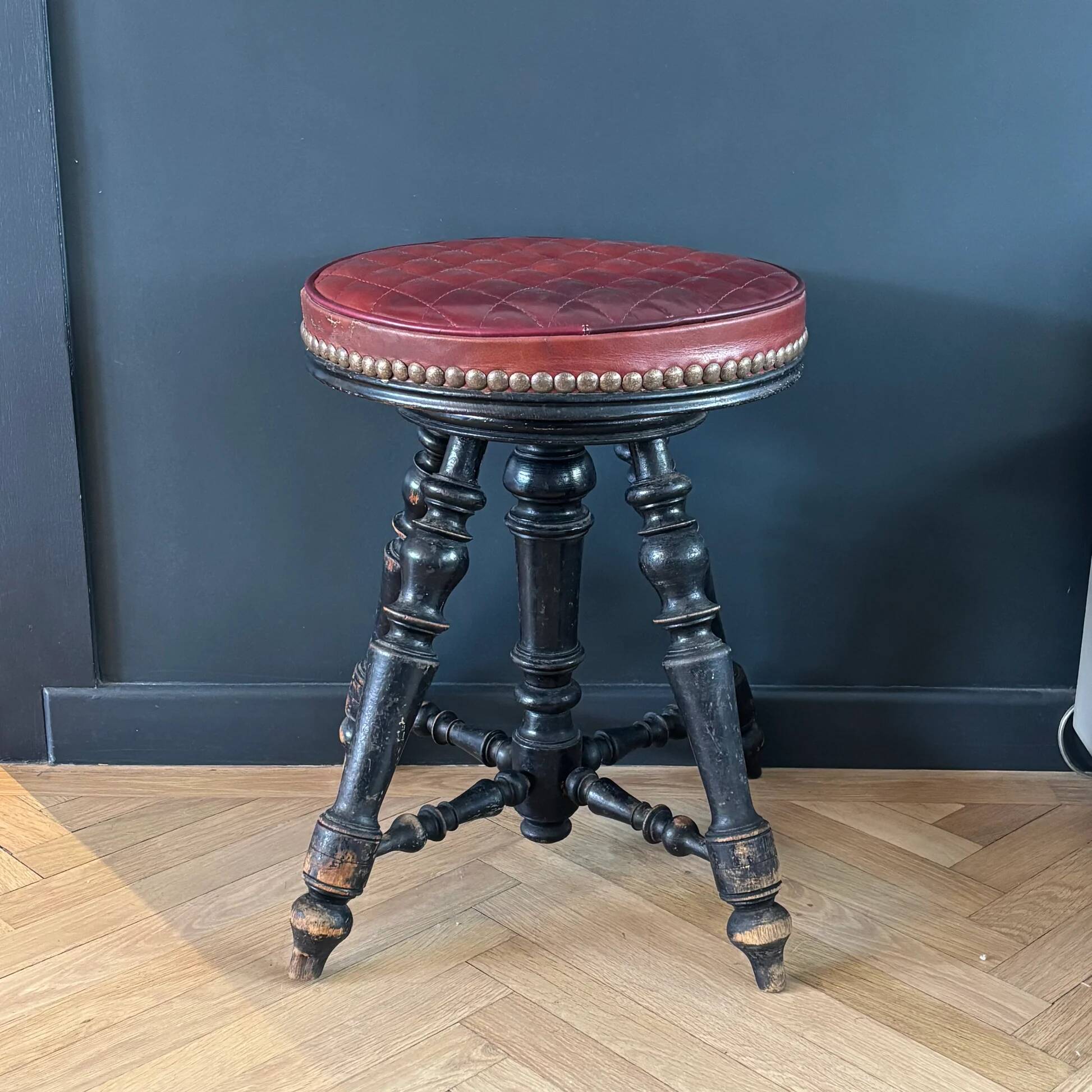 Tabouret de piano en cuir capitonnée et bois noirci