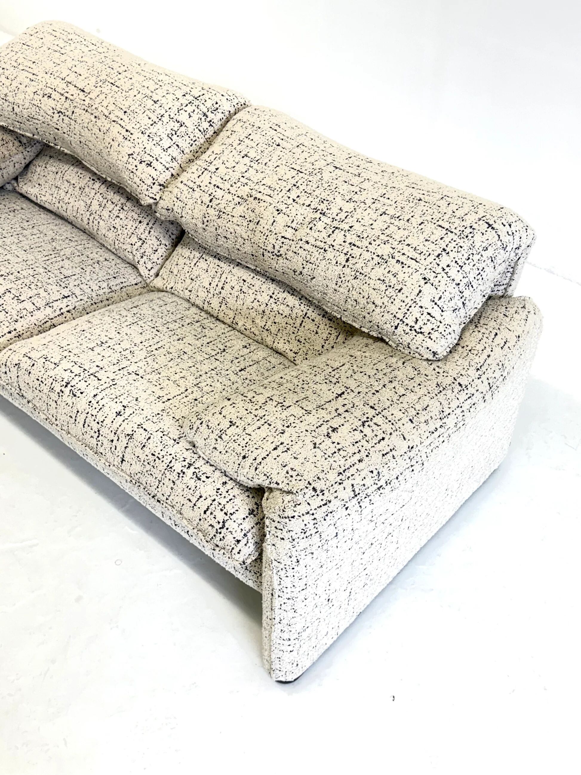 Cassina Maralunga 2-seater sofa by Vico Magistretti off-white with subtle pattern