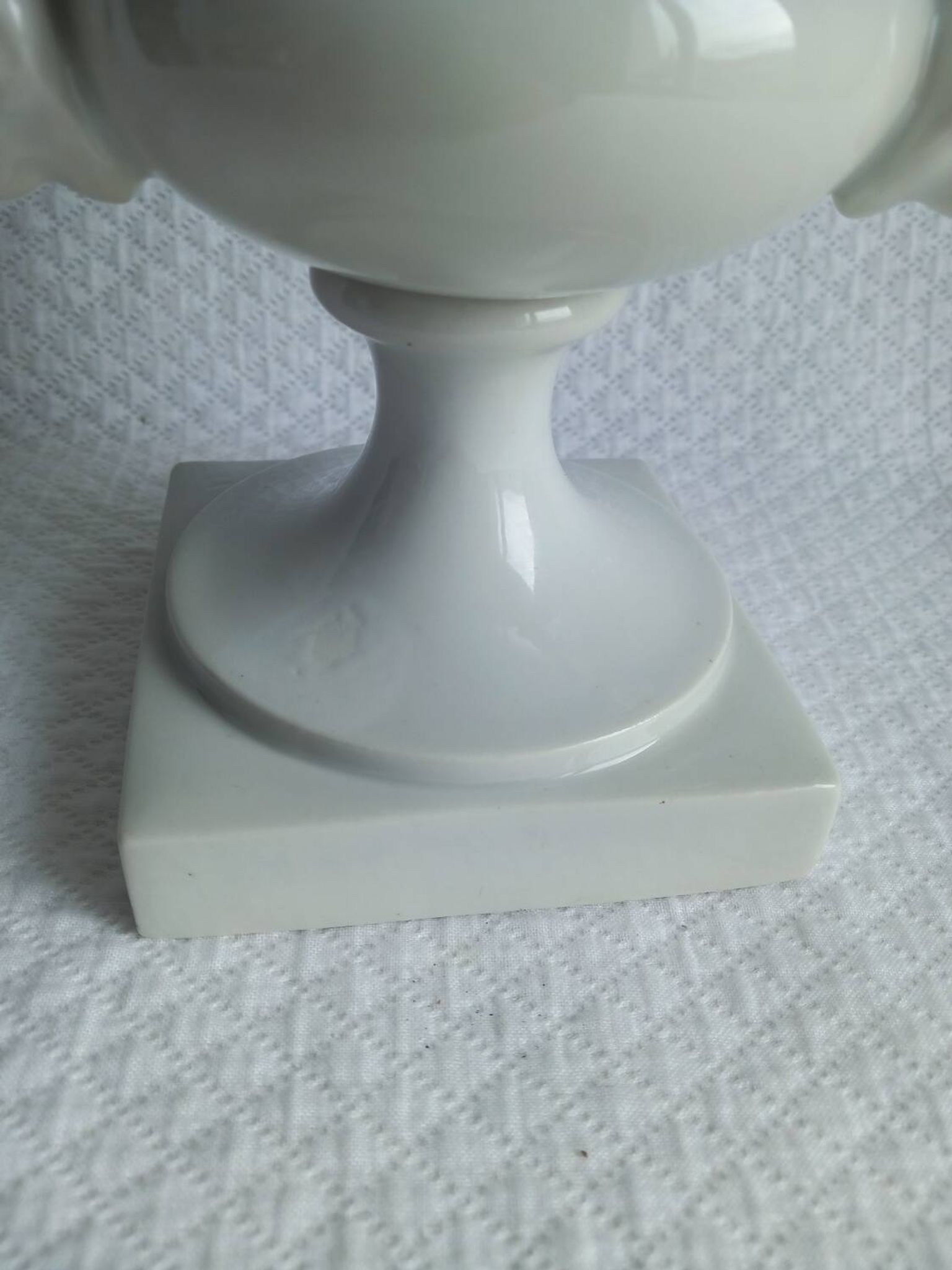 Ancien Vase Médicis en porcelaine blanche – style néoclassique –XIXᵉ
