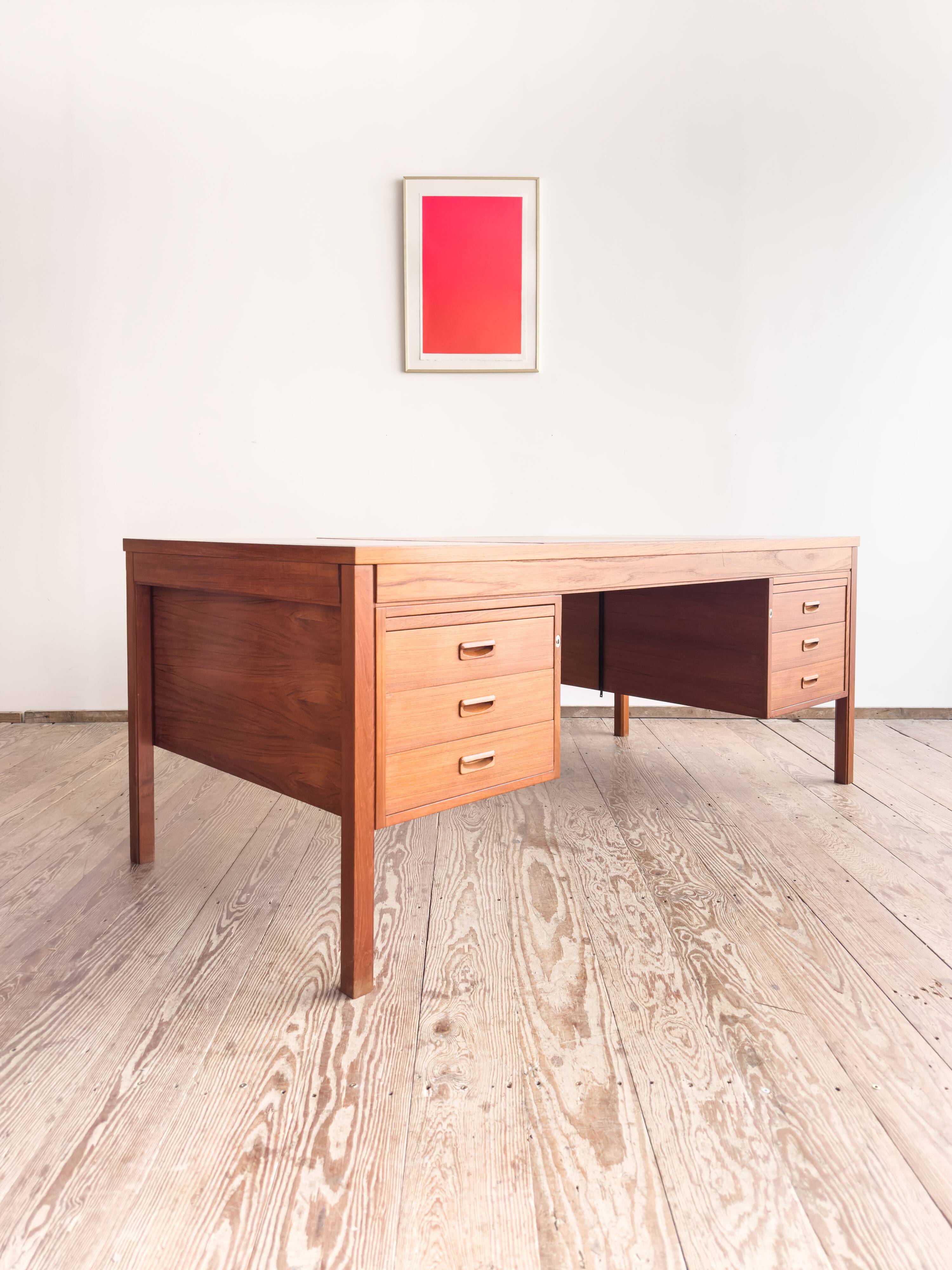 Grand bureau de direction en teck avec cuir, années 60