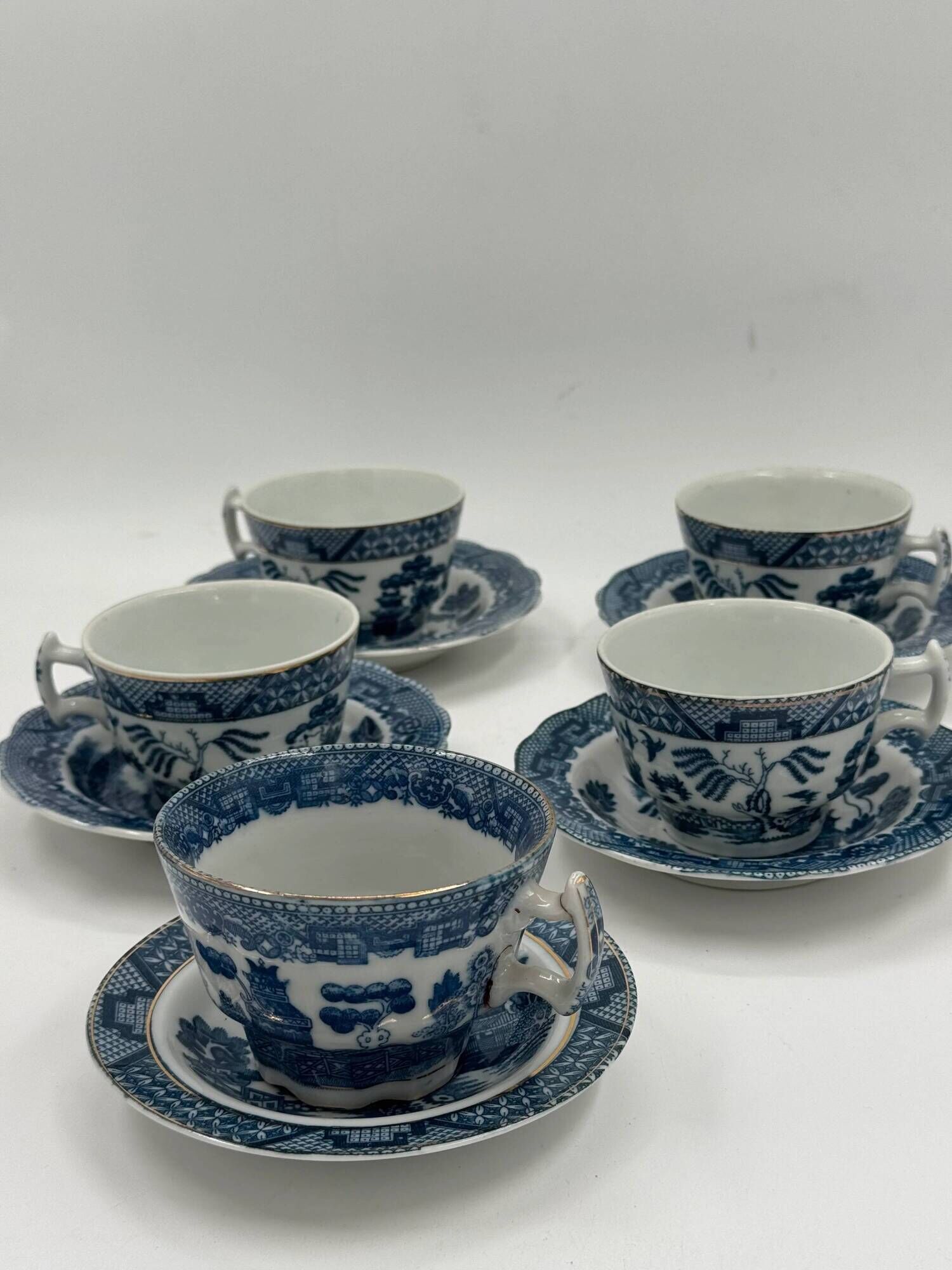 Set of 5 vintage porcelain cups and saucers with Blue Willow pattern.