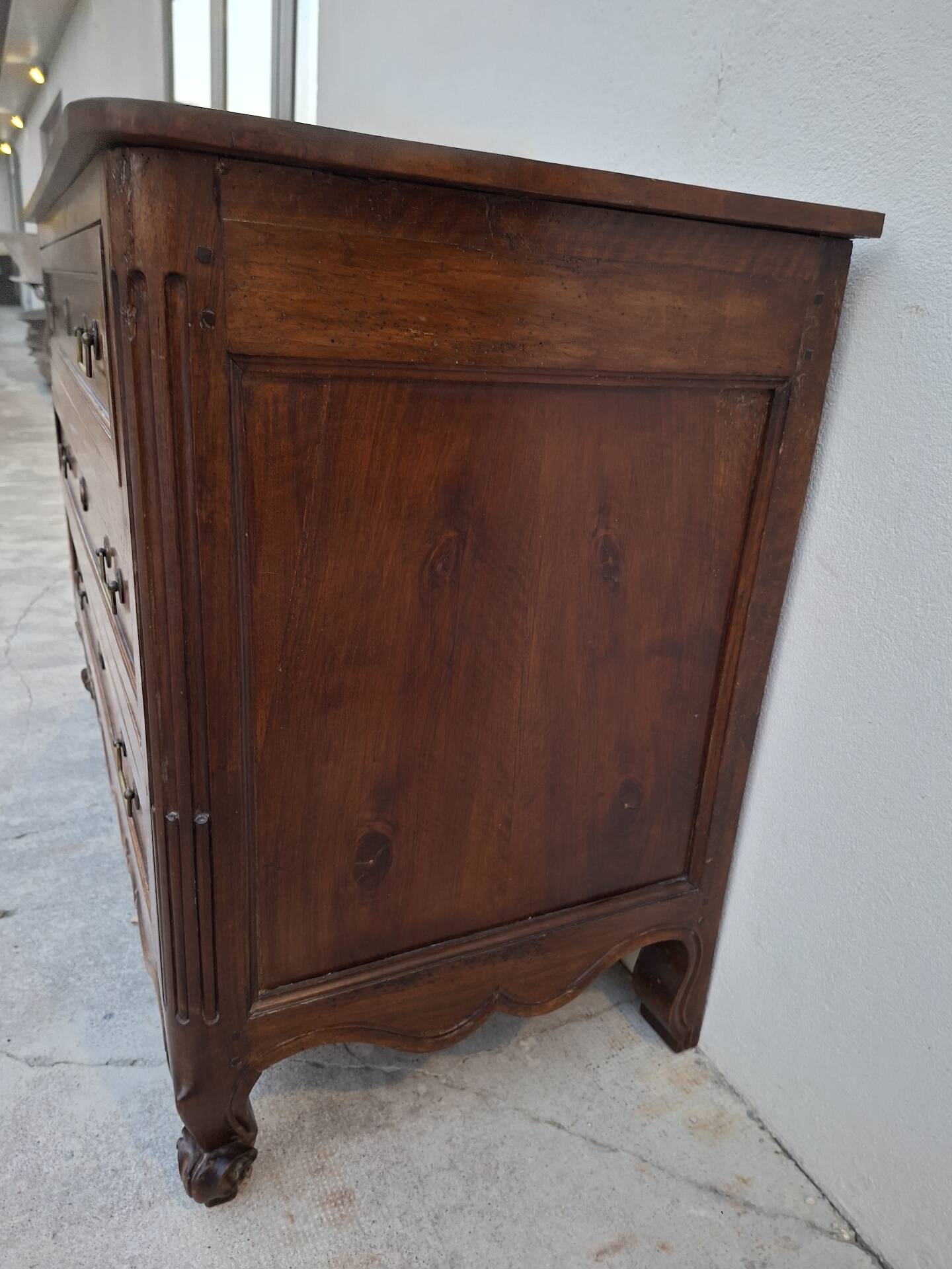 Louis XV style commode in solid walnut, 19th century rustic.