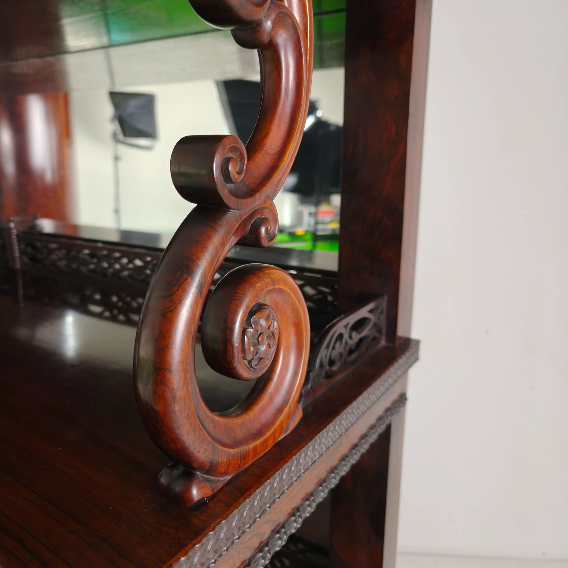 Fine quality étagère with crest – Regency / William IV period, 19th century