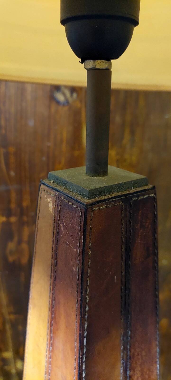 Vintage 80s design floor lamp in leather and brass.