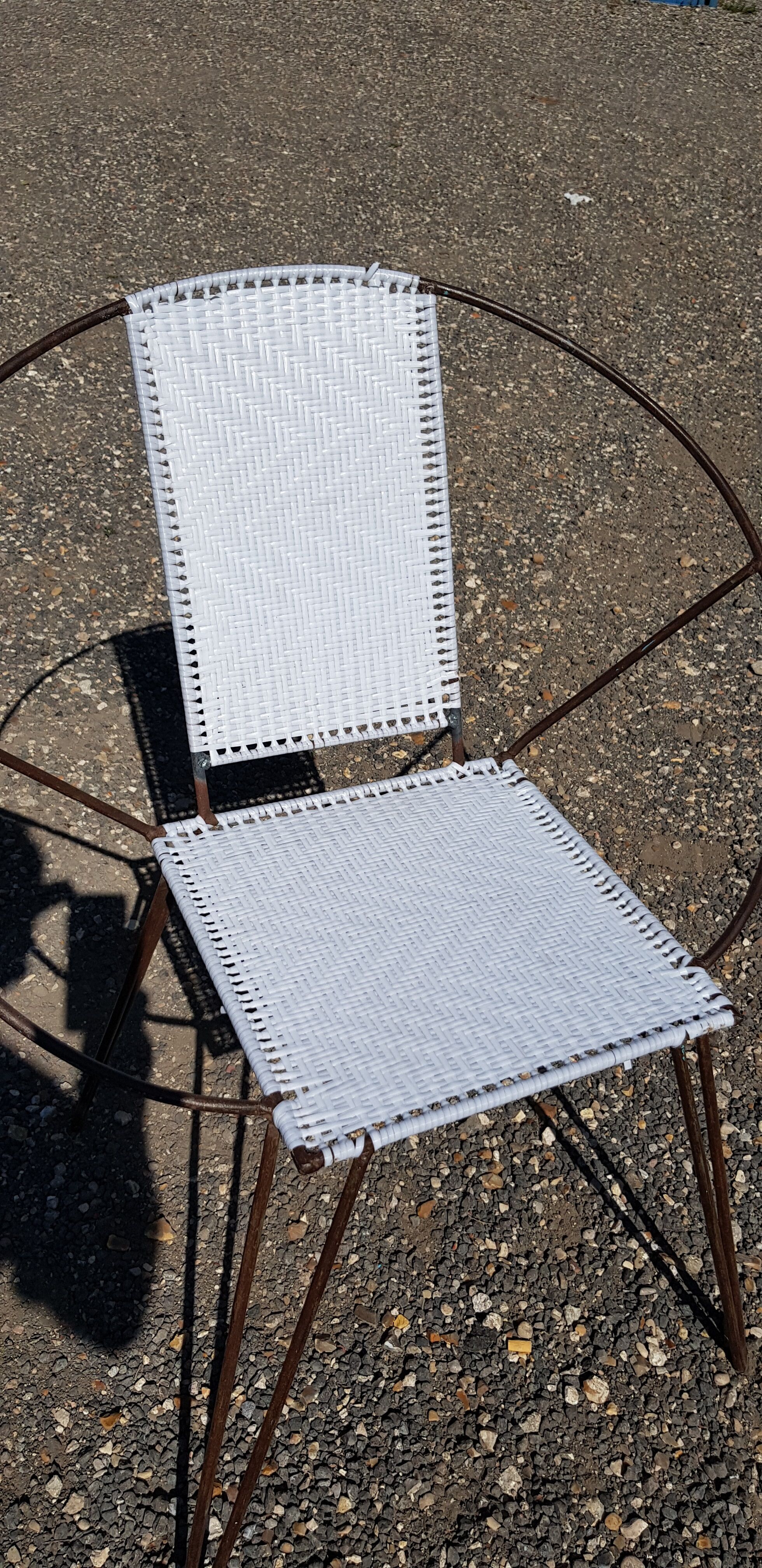 Fauteuil relax en métal noir et cannage plastique blanc