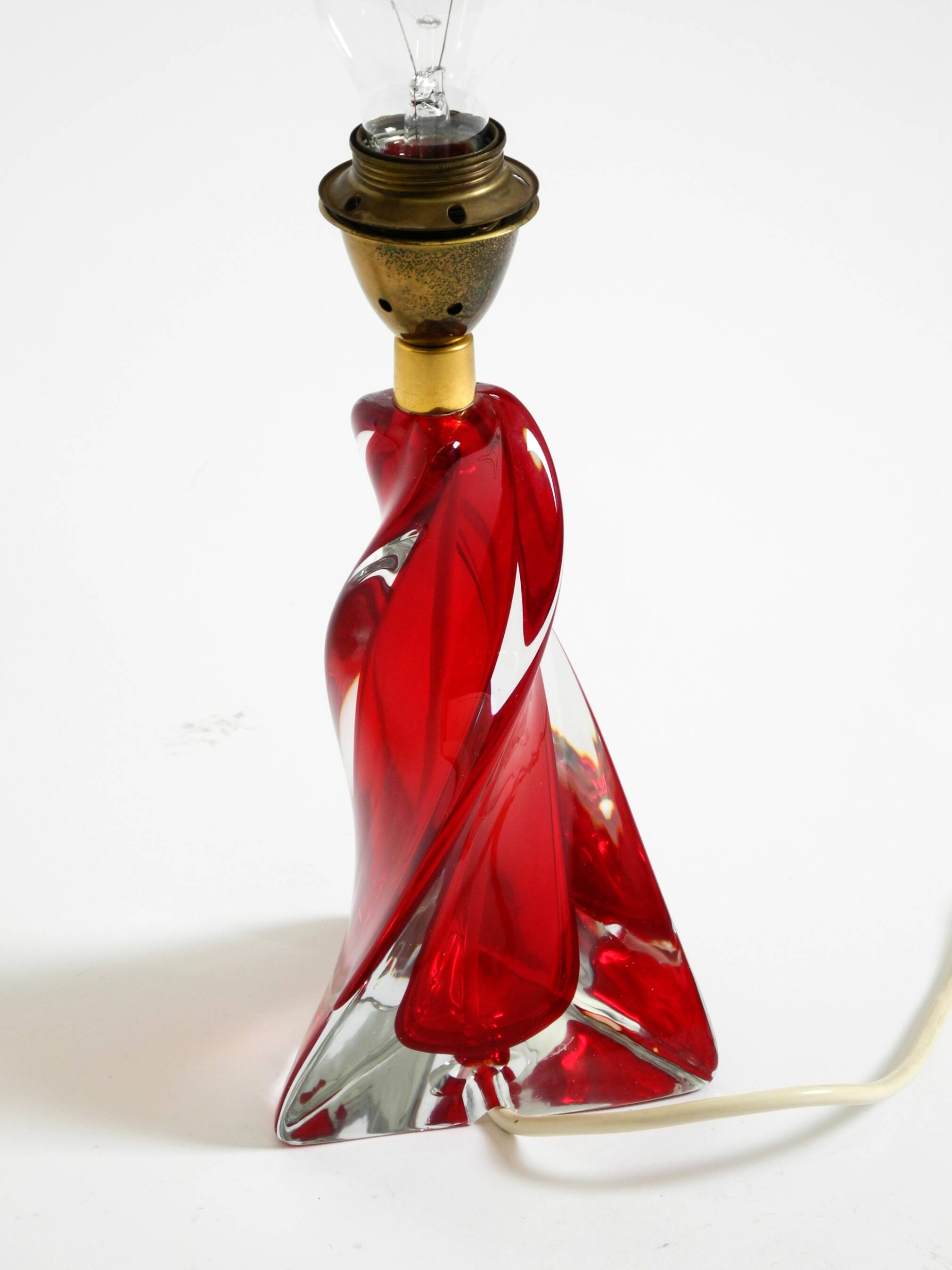 Lampe de table du milieu du siècle en verre cristal solide rouge et transparent.