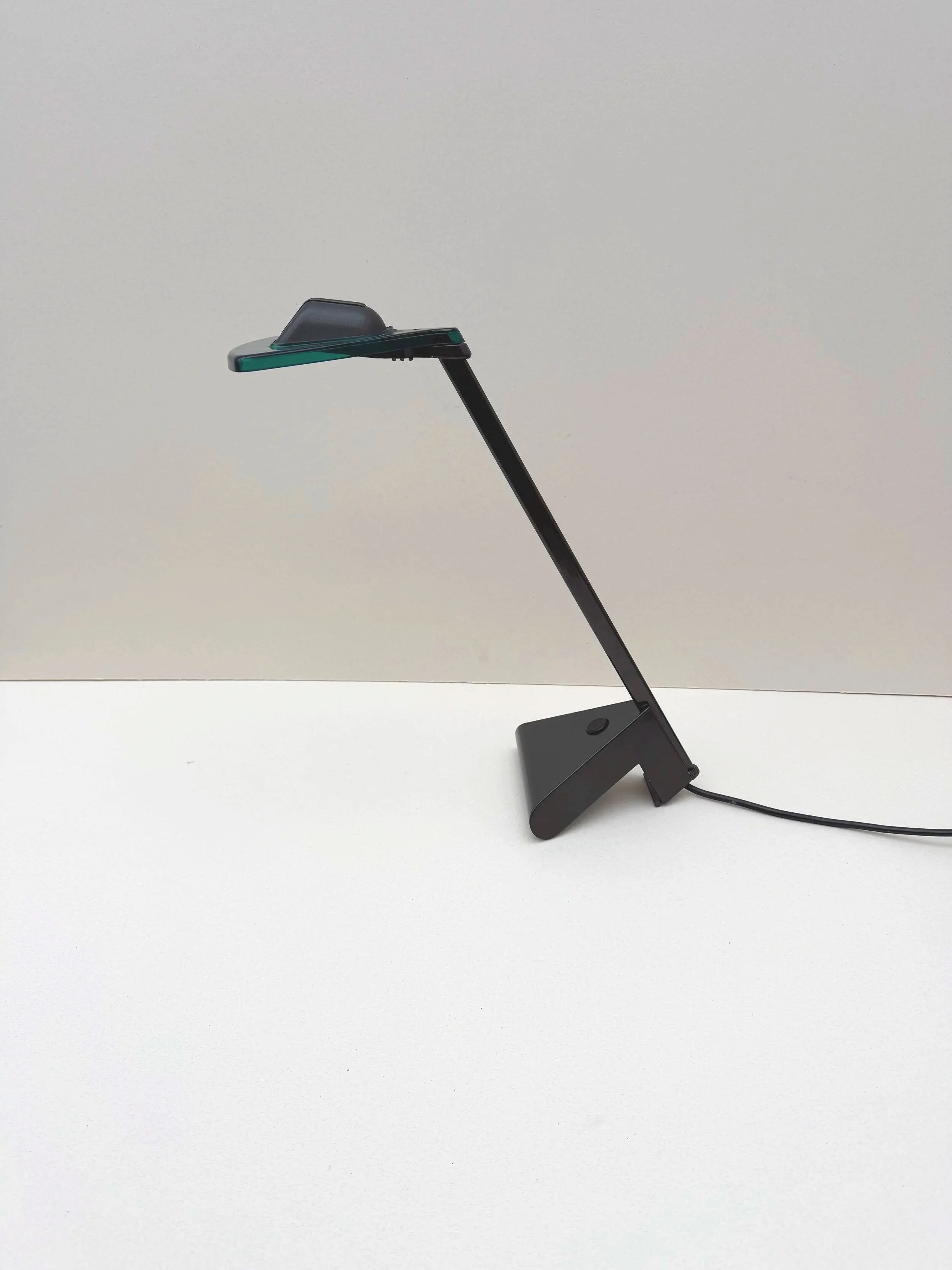 Lampe de bureau de arteluce en métal et plastique, italie 1980