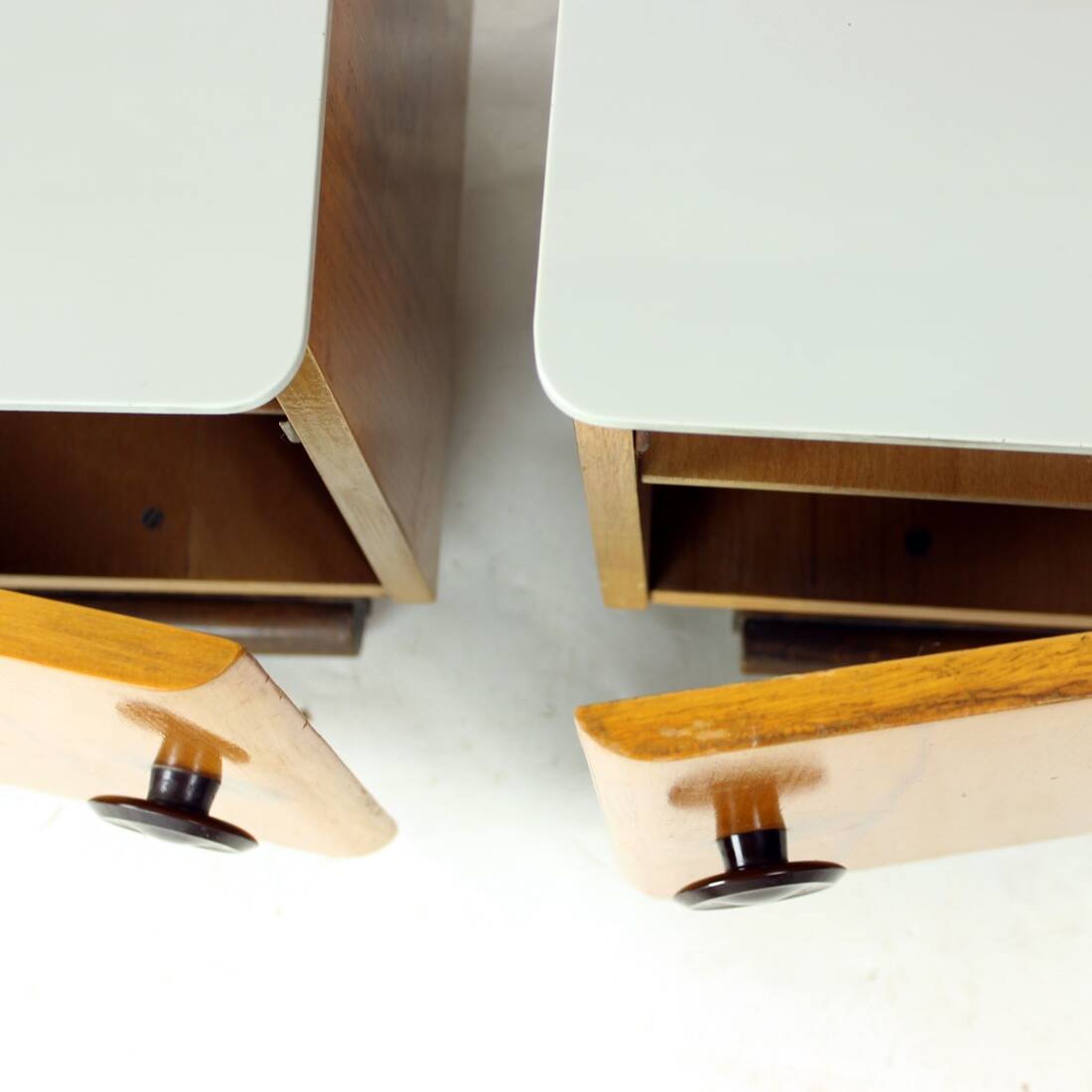 Ensemble de deux tables de chevet en bois et verre, Tchécoslovaquie 1950