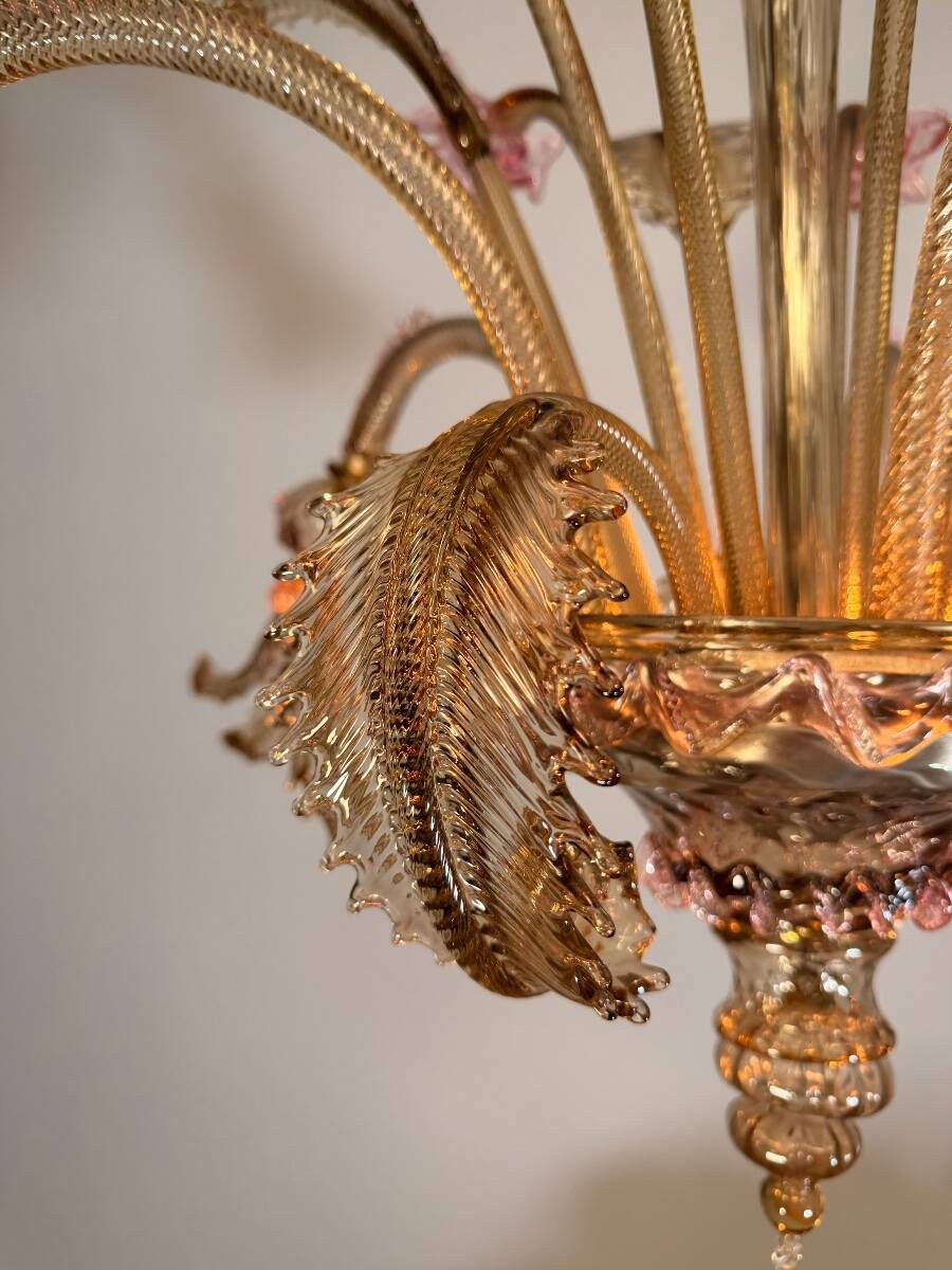 Venetian chandelier in gilded and pink Murano glass, 5 light arms, circa 1930.