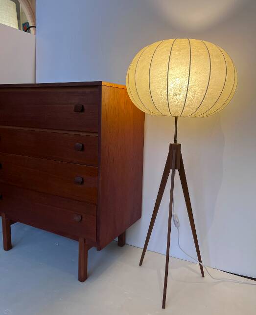 Lampadaire vintage tripode teck et abat-jour cocoon