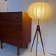 Lampadaire vintage tripode teck et abat-jour cocoon