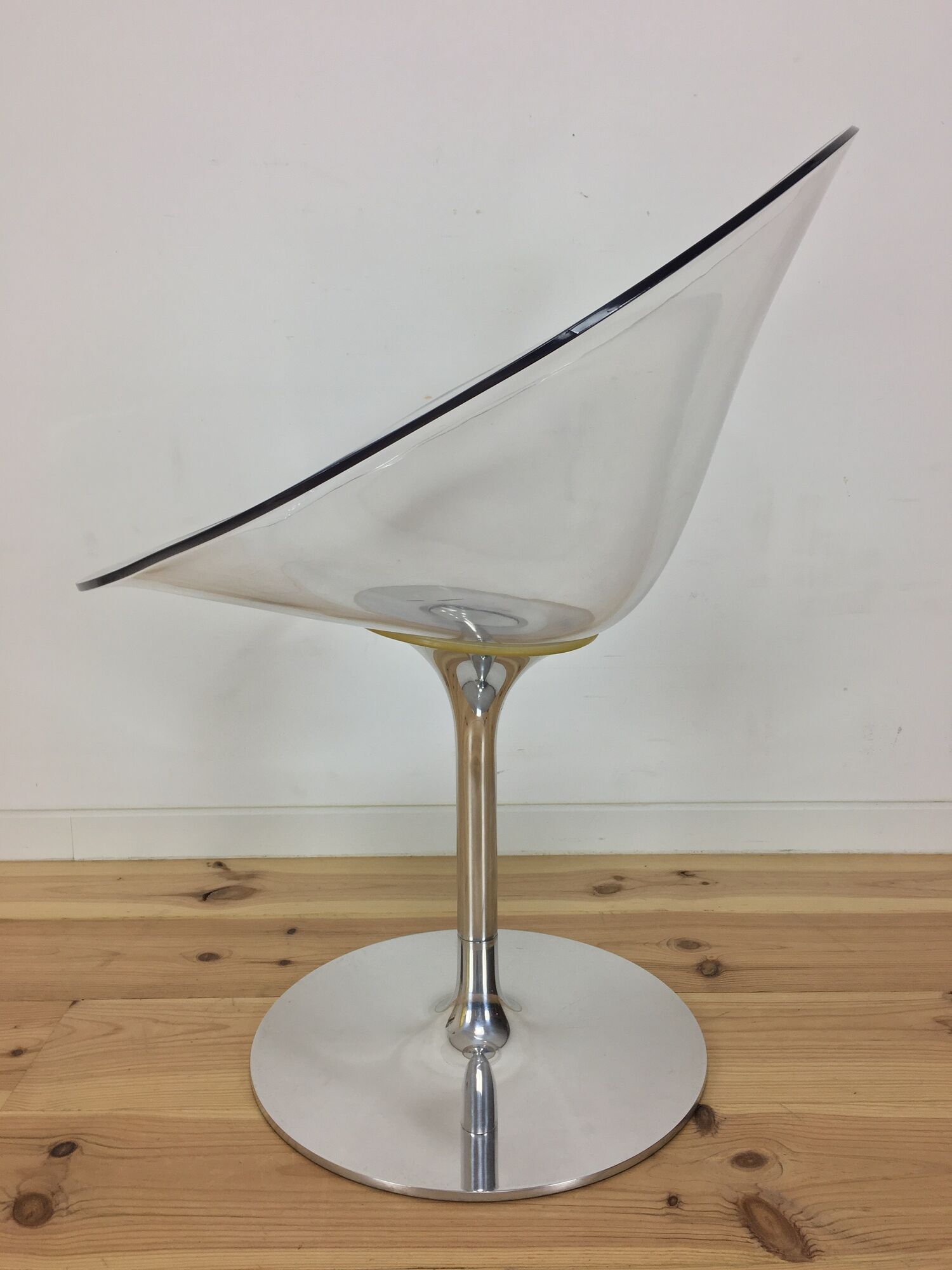 Eros foot armchair tulip Plexiglas and aluminum, by Philippe Starck