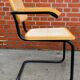 Chaise modèle Cesca conçue par Marcel Breuer avec accoudoirs à structure noire
